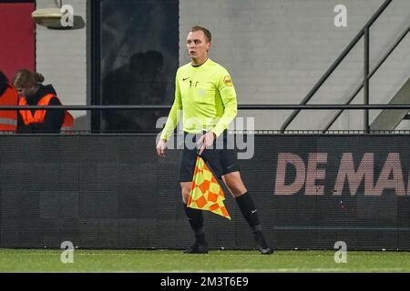 HELMOND, NIEDERLANDE - DEZEMBER 16: Stellvertretender Schiedsrichter Michael Rasch beim niederländischen Keukenkampioendivisie-Spiel zwischen Helmons Sport und dem FC Den Bosch am 16. Dezember 2022 im ONS GS Staalwerken Stadion in Helmond, Niederlande (Foto von Joris Verwijst/Orange Pictures) Stockfoto