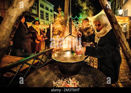 HEUSDEN - Besucher auf einem Weihnachtsmarkt. Nach Deutschland finden auch in den Niederlanden immer mehr Weihnachtsmärkte statt. ANP LEVIN DEN BOER niederlande raus - belgien raus Stockfoto