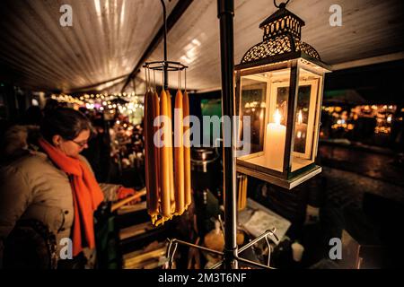 HEUSDEN - Besucher auf einem Weihnachtsmarkt. Nach Deutschland finden auch in den Niederlanden immer mehr Weihnachtsmärkte statt. ANP LEVIN DEN BOER niederlande raus - belgien raus Stockfoto