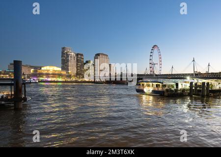 South Bank London und die Waterloo Bridge an der Themse Stockfoto