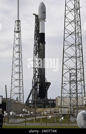 Eine SpaceX-Falcon-9-Rakete ist bereit, von Komplex 40 an der Cape Canaveral Space Force Station, Florida, am Freitag, den 16. Dezember 2022 abzufeuern. An Bord befinden sich O3B Kommunikationssatelliten für SES Luxemburg. Foto: Joe Marino/UPI Credit: UPI/Alamy Live News Stockfoto