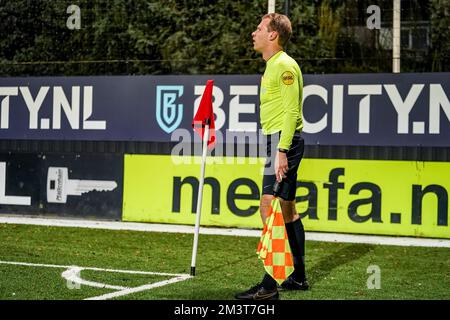 HELMOND, NIEDERLANDE - DEZEMBER 16: Stellvertretender Schiedsrichter Sjoerd Nanninga beim niederländischen Keukenkampioendivisie-Spiel zwischen Helmons Sport und dem FC Den Bosch am 16. Dezember 2022 im ONS GS Staalwerken Stadion in Helmond, Niederlande (Foto von Joris Verwijst/Orange Pictures) Stockfoto