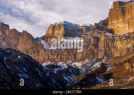 Wunderschöne Berglandschaft. Panoramablick auf die schneebedeckten Winterberge im Großraum Nordkaukasus. Elbrus, Oberer Balkaria, Kabardino-Bal Stockfoto