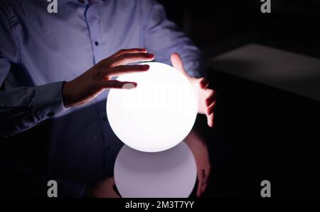 Psychische Vorhersage Zukunft Mit Crystal Ball. Geschäftsvisionär Stockfoto