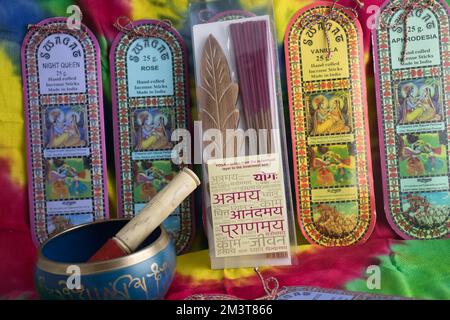 Aromatische Sticks für Meditation und Yoga, verpackt in Bambus, mit inspirierenden Botschaften darauf, Hintergrund aus typischem Telangana State weiblichem Schal Stockfoto