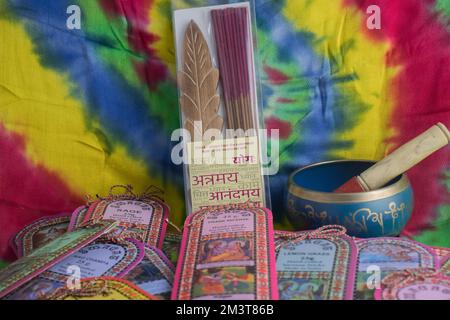 Aromatische Sticks für Meditation und Yoga, verpackt in Bambus, mit inspirierenden Botschaften darauf, Hintergrund aus typischem Telangana State weiblichem Schal Stockfoto