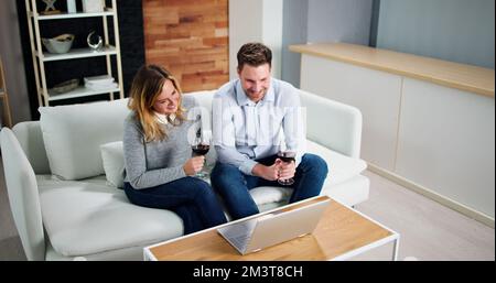 Virtuelle Weinprobe Mit Laptop. Online Party Und Getränke Stockfoto
