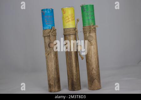 Aromatische Sticks für Meditation und Yoga, verpackt in Bambus, mit inspirierenden Botschaften darauf, Hintergrund aus typischem Telangana State weiblichem Schal Stockfoto