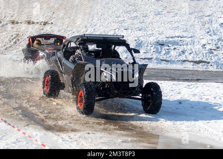 Wintermoto-Baggy-Rennen über den Fluss. Verrückte Autorennen Stockfoto