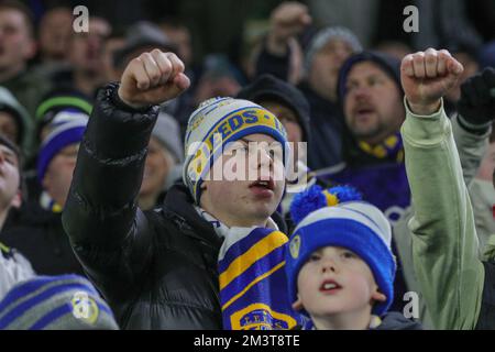 Leeds, Großbritannien. 16.. Dezember 2022. Ein Leeds United-Fan singt vor der Halbsaison das Freundschaftsspiel Leeds United vs Real Sociedad auf der Elland Road, Leeds, Großbritannien, 16.. Dezember 2022 (Foto von James Heaton/News Images) in Leeds, Großbritannien, am 12./16. Dezember 2022. (Foto: James Heaton/News Images/Sipa USA) Guthaben: SIPA USA/Alamy Live News Stockfoto