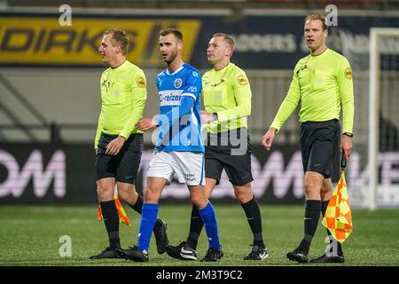 HELMOND, NIEDERLANDE - DEZEMBER 16: Stellvertretender Schiedsrichter Michael Rasch, Danny Verbeek vom FC Den Bosch, Schiedsrichter Martijn Vos, stellvertretender Schiedsrichter Sjoerd Nanninga während des niederländischen Keukenkampioendivisie-Spiels zwischen Helmons Sport und FC Den Bosch im ONS GS Staalwerken Stadion am 16. Dezember 2022 in Helmond, Niederlande (Foto von Joris Verwijst/Orange Pictures) Stockfoto