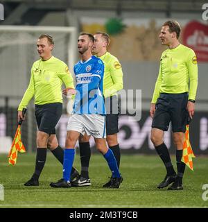 HELMOND, NIEDERLANDE - DEZEMBER 16: Stellvertretender Schiedsrichter Michael Rasch, Danny Verbeek vom FC Den Bosch, Schiedsrichter Martijn Vos, stellvertretender Schiedsrichter Sjoerd Nanninga während des niederländischen Keukenkampioendivisie-Spiels zwischen Helmons Sport und FC Den Bosch im ONS GS Staalwerken Stadion am 16. Dezember 2022 in Helmond, Niederlande (Foto von Joris Verwijst/Orange Pictures) Stockfoto