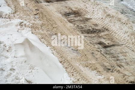 Schmutzige, unpassierbare Straße nach einem Schneefall. Stockfoto