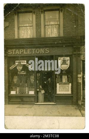 Originale Postkarte aus der Edwardianischen Ära von William Stapleton, Lebensmittelhändler, der vor seinem Grundstück in der 51 Lower Addiscombe Road, Croydon, steht, datiert/gepostet am 2. Juni 1907. Stockfoto