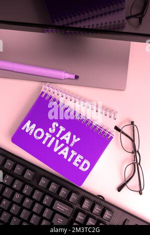 Handgeschriebener Text bleibt motiviert. Geschäftsidee Belohnen Sie sich jedes Mal, wenn Sie ein Ziel mit Wissen erreichen Stockfoto