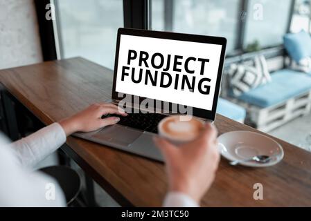 Inspiration mit dem Schild Project Funding. Konzept bedeutet, dass die Kosten für das Start-up bezahlt werden müssen, um es größer und erfolgreich zu machen Stockfoto