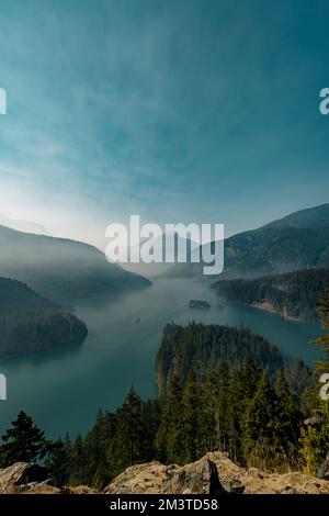 Im Spätsommer am diablo Lake im North Cascades National Park siedeln sich Rauch von nahe gelegenen wilden Feuer an, was es schwierig macht, das zu sehen, zu atmen und zu genießen Stockfoto