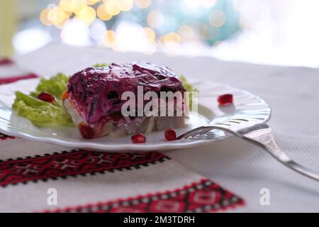 Hering, auch Hering genannt, unter einem Pelzmantel-Salat. Traditionelle ukrainische Küche. Stockfoto