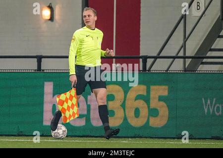 HELMOND, NIEDERLANDE - DEZEMBER 16: Stellvertretender Schiedsrichter Michael Rasch beim niederländischen Keukenkampioendivisie-Spiel zwischen Helmons Sport und dem FC Den Bosch am 16. Dezember 2022 im ONS GS Staalwerken Stadion in Helmond, Niederlande (Foto von Joris Verwijst/Orange Pictures) Stockfoto