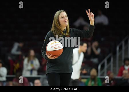 Lindsay Gottlieb, Trainer der Trojans aus Südkalifornien, wurde für ihren 250. Karriere-Coaching-Sieg bei einem NCAA College Frauen Basketballspiel gegen die UCLA Bruins am Donnerstag, den 15. Dezember 2022 in Los Angeles ausgezeichnet. UCLA besiegte den USC 59-56. Stockfoto