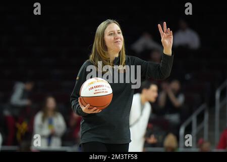 Lindsay Gottlieb, Trainer der Trojans aus Südkalifornien, wurde für ihren 250. Karriere-Coaching-Sieg bei einem NCAA College Frauen Basketballspiel gegen die UCLA Bruins am Donnerstag, den 15. Dezember 2022 in Los Angeles ausgezeichnet. UCLA besiegte den USC 59-56. Stockfoto