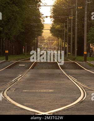 Göteborg, Schweden - Juli 20 2020: Straßenbahnschienen, die eine Straße entlang fahren Stockfoto