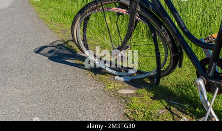 Göteborg, Schweden - Mai 28 2021: Fahrrad mit gebrochenem Vorderrad Stockfoto