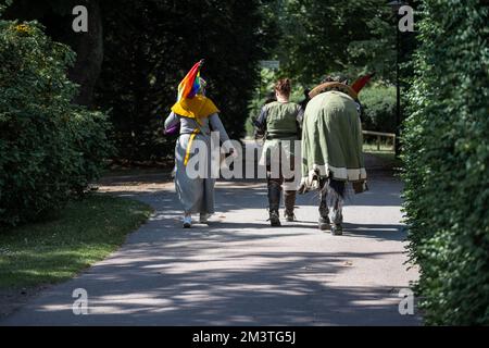 Malmö, Schweden - Juli 09 2022: Teilnehmer einer mittelalterlichen Versammlung mit Regenbogenflaggen Stockfoto