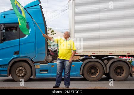 Anhänger von Präsident Bolsonaro führen in der Stadt Goiânia einen Staatsstreich durch, GO. Aufruf zu einer staatlichen Intervention gegen Lulas demokratische Wahl Stockfoto