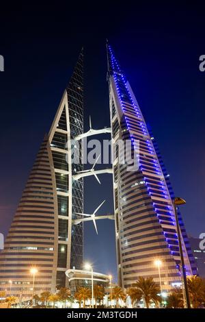 Die segelförmigen Türme und Windturbinen des Bahrain World Trade Centre (Bahrain WTC) stehen für die maritime Geschichte von Manama, Bahrain Stockfoto