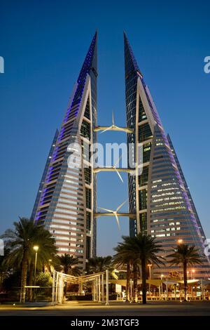 Die segelförmigen Türme und Windturbinen des Bahrain World Trade Centre (Bahrain WTC) stehen für die maritime Geschichte von Manama, Bahrain Stockfoto