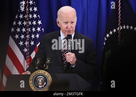 New Castle, Delaware, 16. Dezember 2022. US-Präsident Joe Biden nimmt am Freitag, den 16. Dezember 2022 an einem Rathaus im Major Joseph R. 'Beau' Biden III National Guard/Reserve Center in New Castle, Delaware, Teil. Kredit: Saquan Stimpson/CNP Stockfoto