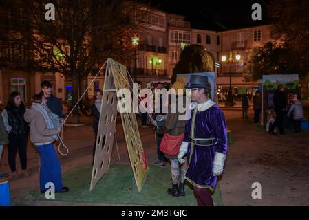 lugo, spanien. 9. dezember 2022: Aktivitäten und weihnachtsmarkt im Park mit traditionellen Spielen für Kinder und Erwachsene Stockfoto