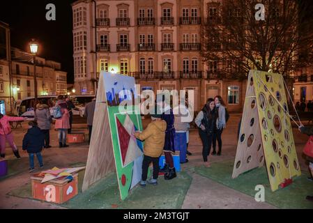 lugo, spanien. 9. dezember 2022: Aktivitäten und weihnachtsmarkt im Park mit traditionellen Spielen für Kinder und Erwachsene Stockfoto