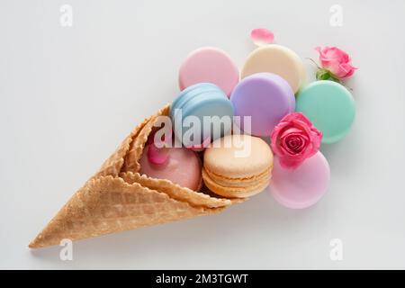 Foto von Farbbehältern für kosmetische Produkte in Waffelform auf dem weißen Tisch Stockfoto