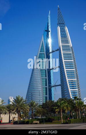 Die segelförmigen Türme und Windturbinen des Bahrain World Trade Centre (Bahrain WTC) stehen für die maritime Geschichte von Manama, Bahrain Stockfoto