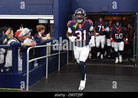 Arlington, Texas, USA. 11.. Dezember 2022. Houston Texans Running Back DAMEON PIERCE (31) führt die Texaner am 11. Dezember 2022 im AT&T Stadium in Arlington, Texas, auf das Spielfeld für das NFL-Football-Spiel zwischen den Houston Texans und den Dallas Cowboys. Die Cowboys besiegten die Texaner 27-23. (Kreditbild: © Tom Walko/ZUMA Press Wire) Stockfoto