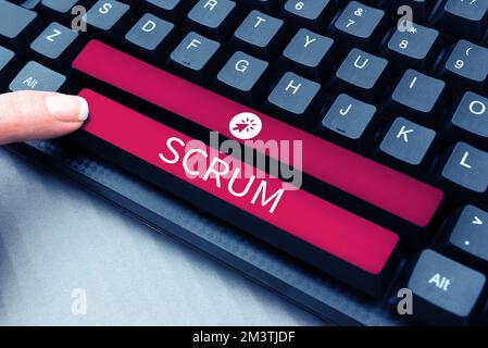 Text zeigt Inspiration Scrum. Die Handschrift des Unternehmens unterscheidet sich von den gedruckten Spielfiguren Stockfoto