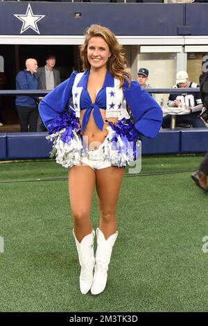 Arlington, Texas, USA. 11.. Dezember 2022. Dallas Cowboys Cheerleader während des NFL-Fußballspiels zwischen den Houston Texans und den Dallas Cowboys am 11. Dezember 2022 im AT&T Stadium in Arlington, Texas. Die Cowboys besiegten die Texaner 27-23. (Kreditbild: © Tom Walko/ZUMA Press Wire) Stockfoto