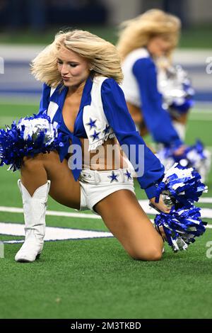 Arlington, Texas, USA. 11.. Dezember 2022. Dallas Cowboys Cheerleader während des NFL-Fußballspiels zwischen den Houston Texans und den Dallas Cowboys am 11. Dezember 2022 im AT&T Stadium in Arlington, Texas. Die Cowboys besiegten die Texaner 27-23. (Kreditbild: © Tom Walko/ZUMA Press Wire) Stockfoto