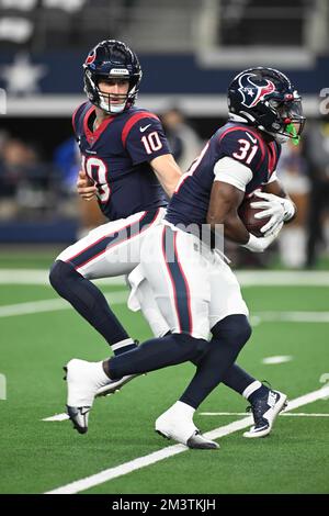 Arlington, Texas, USA. 11.. Dezember 2022. Houston Texans Quarterback DAVIS MILLS (10) tritt an Houston Texans an, die am 11. Dezember 2022 im AT&T Stadium in Arlington, Texas, während des NFL-Fußballspiels zwischen den Houston Texans und den Dallas Cowboys DAMEON PIERCE (31) zurückverfolgen. Die Cowboys besiegten die Texaner 27-23. (Kreditbild: © Tom Walko/ZUMA Press Wire) Stockfoto