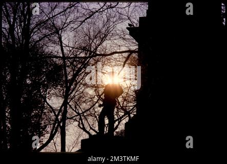 Silhouette der Statue auf dem Soldiers and Sailors Monument, Boston Common, Skulptur, Soldaten. Edmund L. Mitchell Kollektion Stockfoto