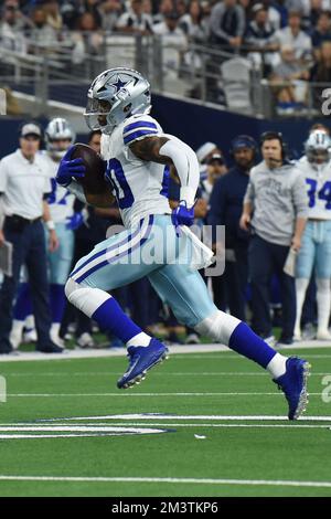 Arlington, Texas, USA. 11.. Dezember 2022. Dallas Cowboys Running Back TONY POLLARD (20) absolviert am 11. Dezember 2022 im AT&T Stadium in Arlington, Texas, während des NFL-Footballspiels einen 11-Yard Touchdown zwischen den Houston Texans und den Dallas Cowboys. Die Cowboys besiegten die Texaner 27-23. (Kreditbild: © Tom Walko/ZUMA Press Wire) Stockfoto