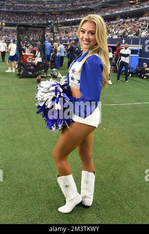 Arlington, Texas, USA. 11.. Dezember 2022. Dallas Cowboys Cheerleader während des NFL-Fußballspiels zwischen den Houston Texans und den Dallas Cowboys am 11. Dezember 2022 im AT&T Stadium in Arlington, Texas. Die Cowboys besiegten die Texaner 27-23. (Kreditbild: © Tom Walko/ZUMA Press Wire) Stockfoto