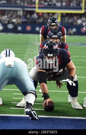 Arlington, Texas, USA. 11.. Dezember 2022. Die Texaner in I-Formation mit dem Houston Texans Center SCOTT QUESSENBERRY (54), dem Houston Texans Quarterback JEFF DRISKEL (6), Und Houston Texans, die am 11. Dezember 2022 im AT&T Stadium in Arlington, Texas, beim NFL-Football-Spiel zwischen den Houston Texans und den Dallas Cowboys REX BURKHEAD (28) auf der 1-Yardline zurücklaufen. Die Cowboys besiegten die Texaner 27-23. (Kreditbild: © Tom Walko/ZUMA Press Wire) Stockfoto