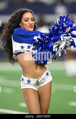 Arlington, Texas, USA. 11.. Dezember 2022. Dallas Cowboys Cheerleader während des NFL-Fußballspiels zwischen den Houston Texans und den Dallas Cowboys am 11. Dezember 2022 im AT&T Stadium in Arlington, Texas. Die Cowboys besiegten die Texaner 27-23. (Kreditbild: © Tom Walko/ZUMA Press Wire) Stockfoto