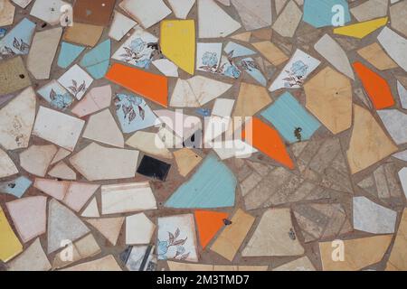 Nahaufnahme einer ungewöhnlichen Textur auf den zerbrochenen Keramikstücken des Fußbodens einer Treppe auf der tropischen Insel La Réunion, Frankreich Stockfoto