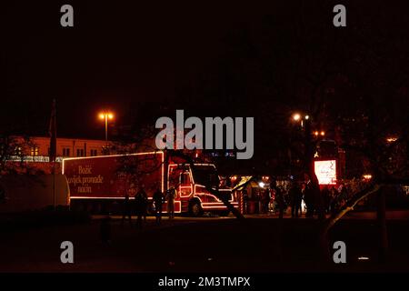 Zagreb, Kroatien - 8. Dezember 2022: Coca-Cola-Weihnachtswagen, dekoriert mit hellen Lichtern, Girlanden auf dem Tomislav King Square. Wohltätigkeitsurlaub an Rais Stockfoto