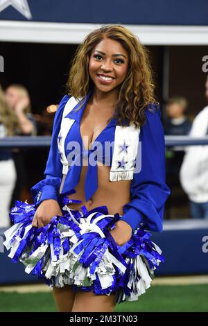 Arlington, Texas, USA. 11.. Dezember 2022. Dallas Cowboys Cheerleader während des NFL-Fußballspiels zwischen den Houston Texans und den Dallas Cowboys am 11. Dezember 2022 im AT&T Stadium in Arlington, Texas. Die Cowboys besiegten die Texaner 27-23. (Kreditbild: © Tom Walko/ZUMA Press Wire) Stockfoto