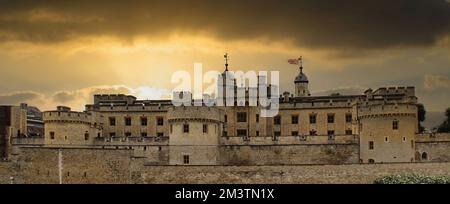 Eine eindrucksvolle Aufnahme des Tower of London bei Sonnenuntergang, war das Schloss ein ehemaliges Gefängnis auf der Themse. Der Tower of London ist jetzt ein Museum Stockfoto